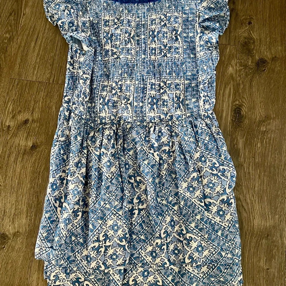 Vineyard Vines Blue Tile Scarf Print Tassel Trim Flutter Sleeve Dress Medium​ - Picture 5 of 6